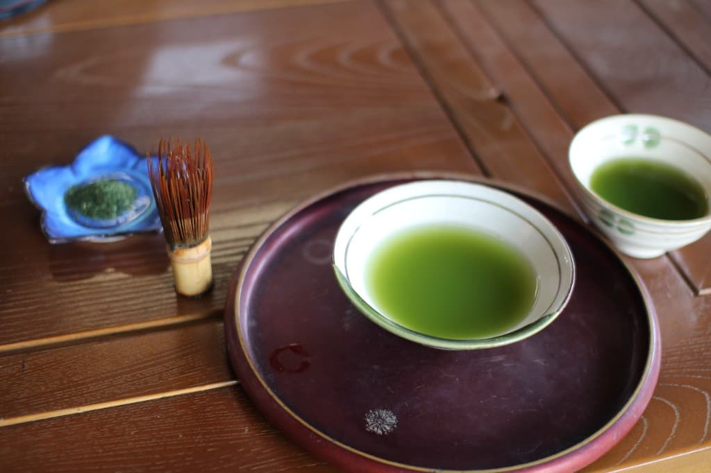 八女の玉露仕立ての抹茶との飲み比べ。泡は立てず、水色と味わいで比べる。